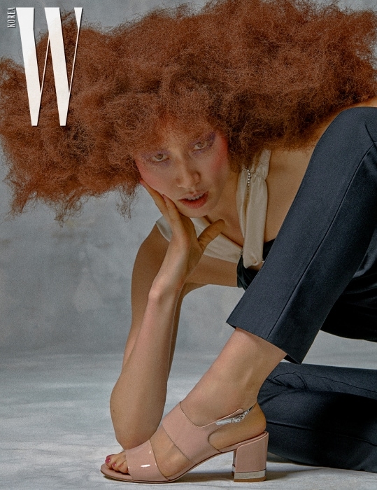 페이턴트가죽샌들은 Stuart Weitzman 제품. 홀터넥디자인톱과검정색 팬츠는 Fleamadonna 제품.  