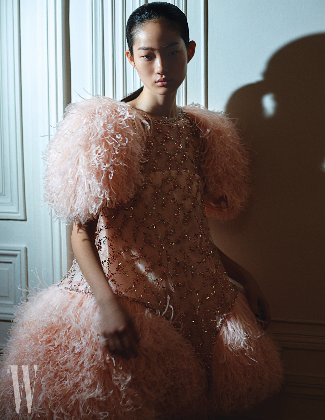 볼륨감이 돋보이는 비즈 장식 깃털 드레스는 Chanel Couture 제품.