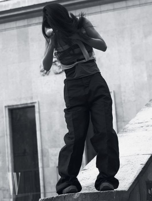 감각적으로 커팅된 슬리브리스 톱, 큼직한 팬츠, 슈즈는 모두 Rick Owens 제품.