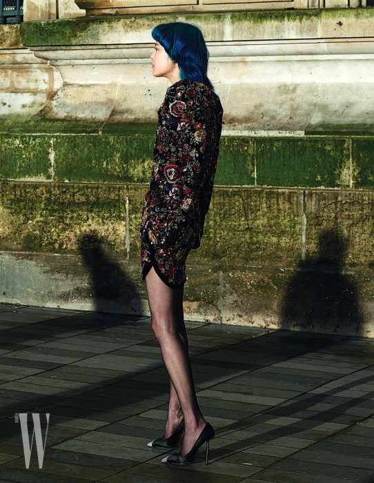 반짝이는 비즈와 자수를 섬세하게 수놓은 미니 드레스와 크리스털 장식 스틸레토 힐 슈즈는 Saint Laurent 제품.  