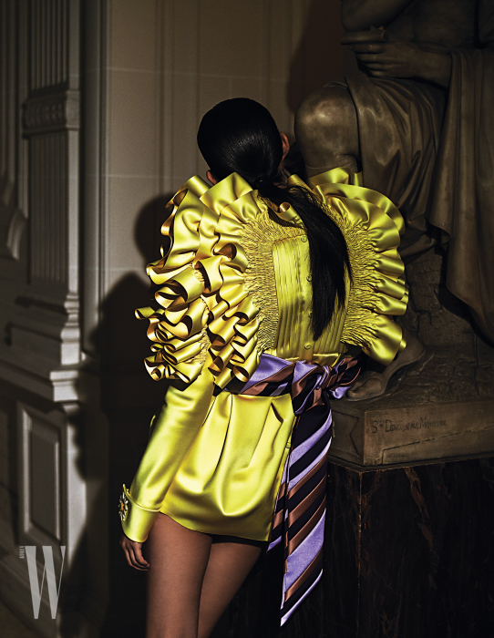 일본 새틴 소재로 만든 금빛 러플 드레스와 연보라색 줄무늬 허리끈은 Viktor & Rolf 제품. 