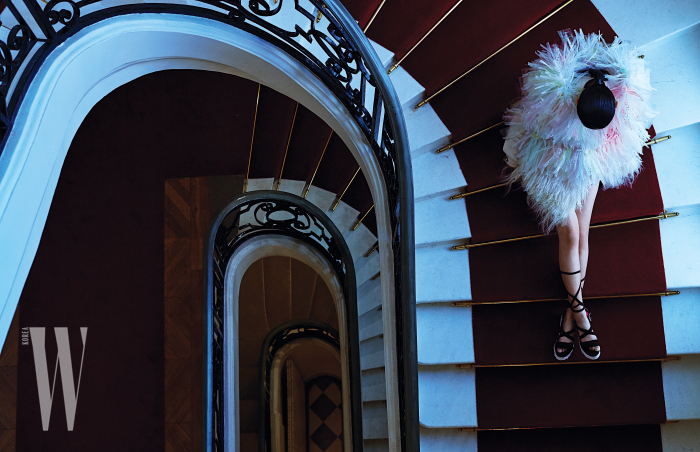 원시적인 느낌의 라피아 톱과 글래디에이터 슈즈는 Schiaparelli 제품.