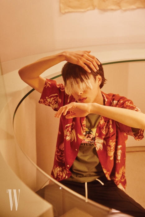 갈색 셔츠는 Old Joe&Co by Hide Store, 카키색 티셔츠는 Stussy, 트랙 팬츠는 Valentino 제품.