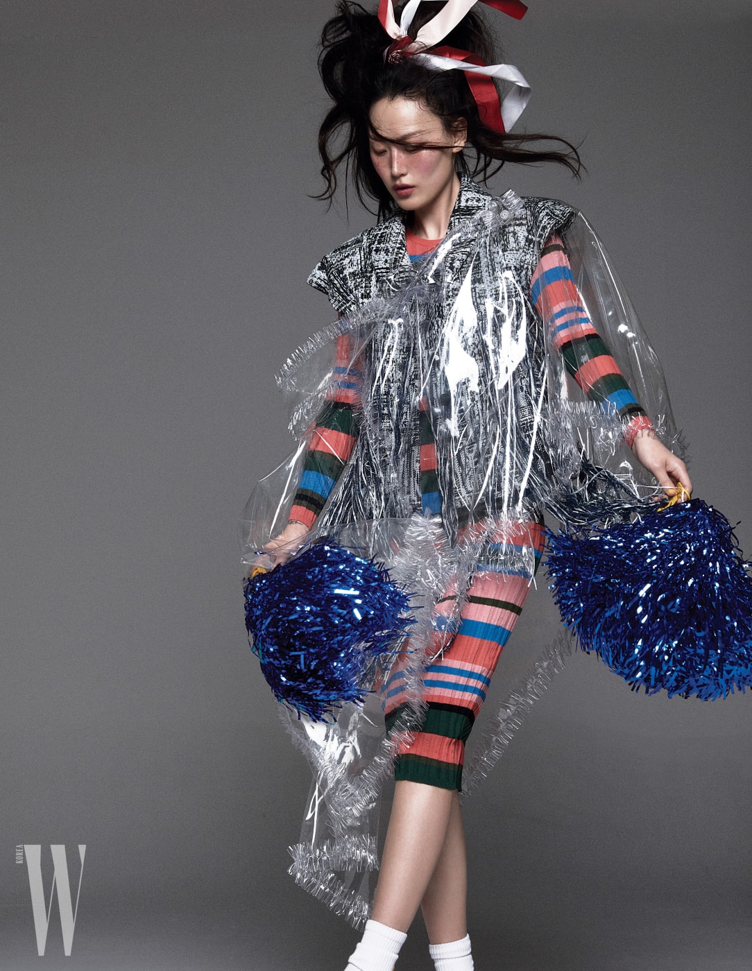 줄무늬 니트 드레스는 Stine Goya by Net-A-Porter, 트위드 재킷, PVC 케이프는 Chanel 제품.