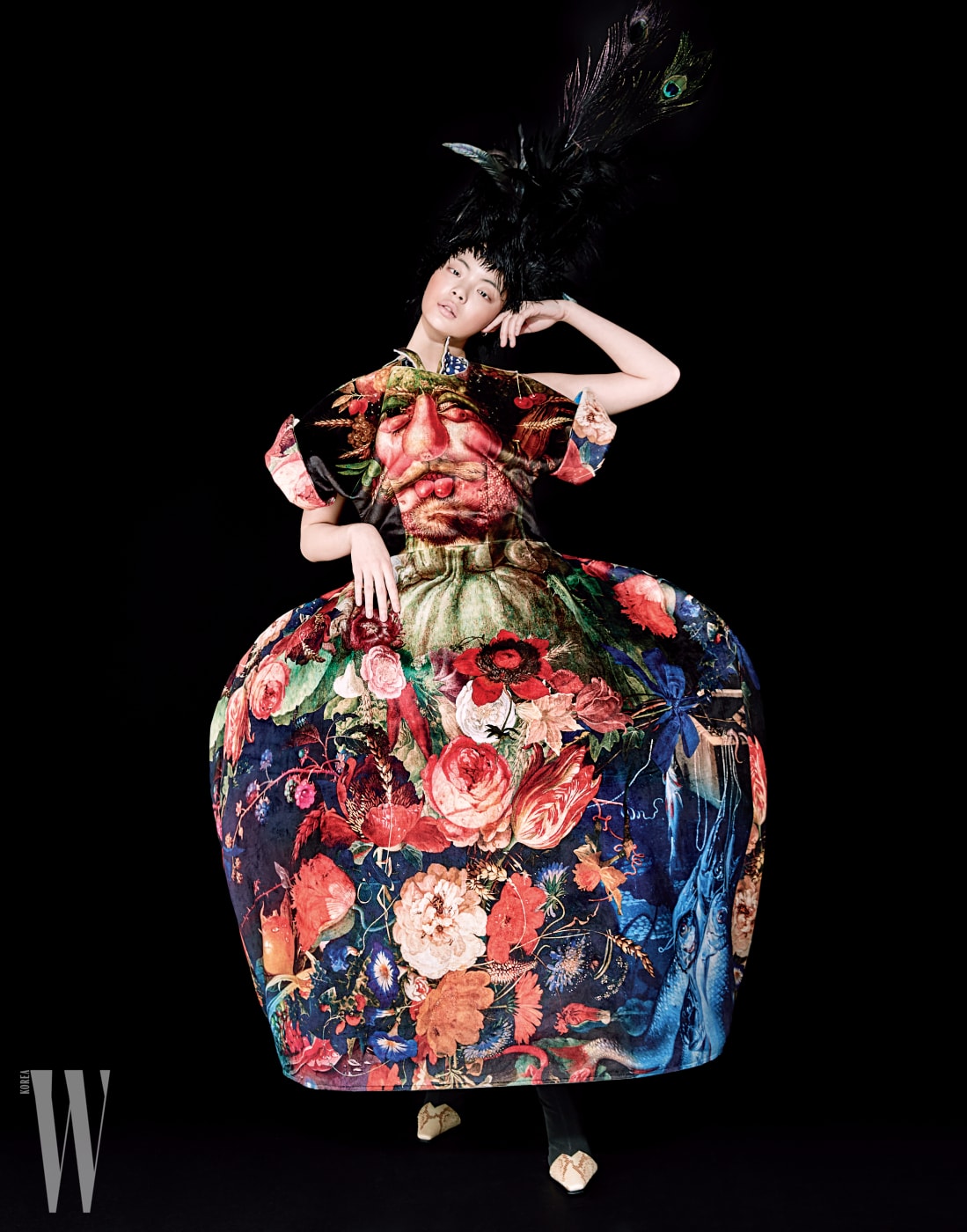드레스가몸에붙어있는듯한디자인의중세풍드레스는Comme des Garçons, 이그조틱한패턴의앵클부츠는Celine 제품. 