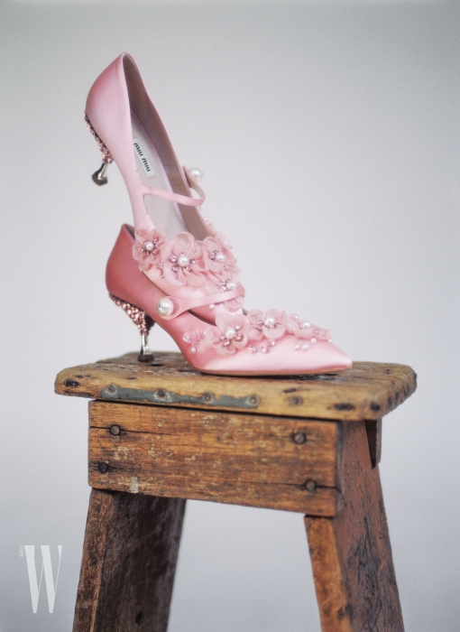 입체적인 꽃을 장식한 분홍색 구두는 미우미우 제품. 1백40만원대.