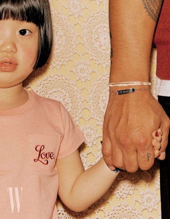 아이가 착용한 분홍색 러브 티셔츠는 Love., 패브릭 팔찌는 H&M Kids 제품. 아빠가 착용한 팔찌는 Calvin Klein Watches + Jewelry 제품.