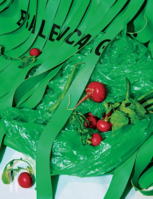 강렬한 초록빛을 머금은 오버사이즈 프린지 장식이 독특한 ‘런드리 백’은 발렌시아가 제품. 가격 미정.