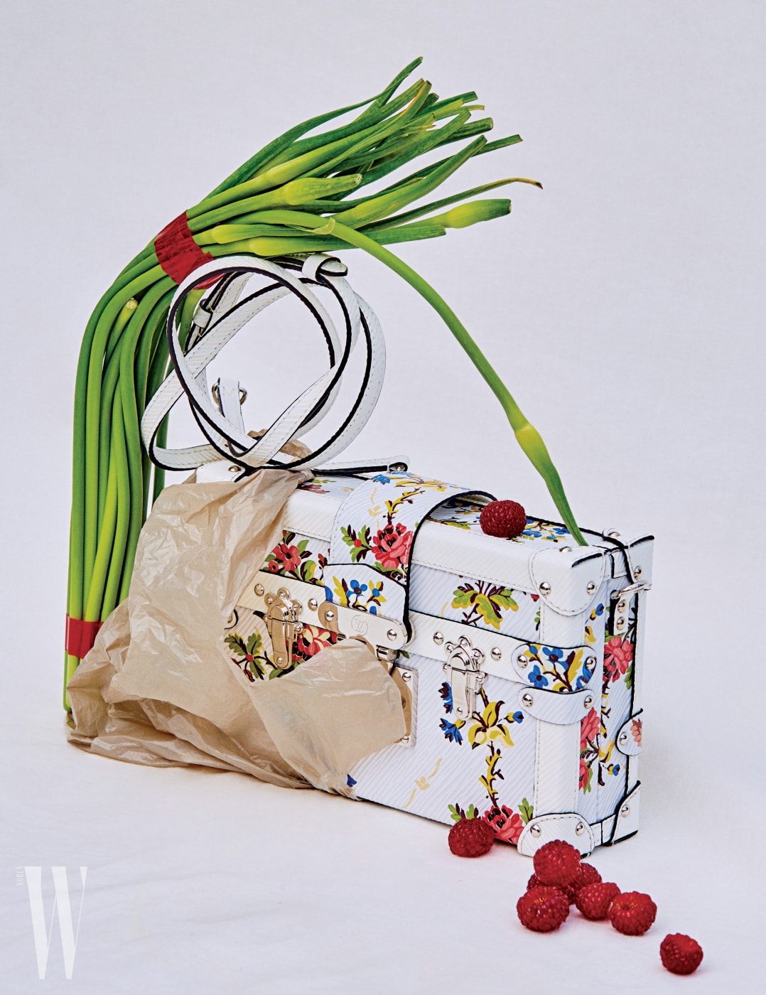 화사한 봄기운이 느껴지는 꽃무늬가 인상적인 ‘쁘띠뜨 말’ 가방은 루이 비통 제품. 가격 미정.