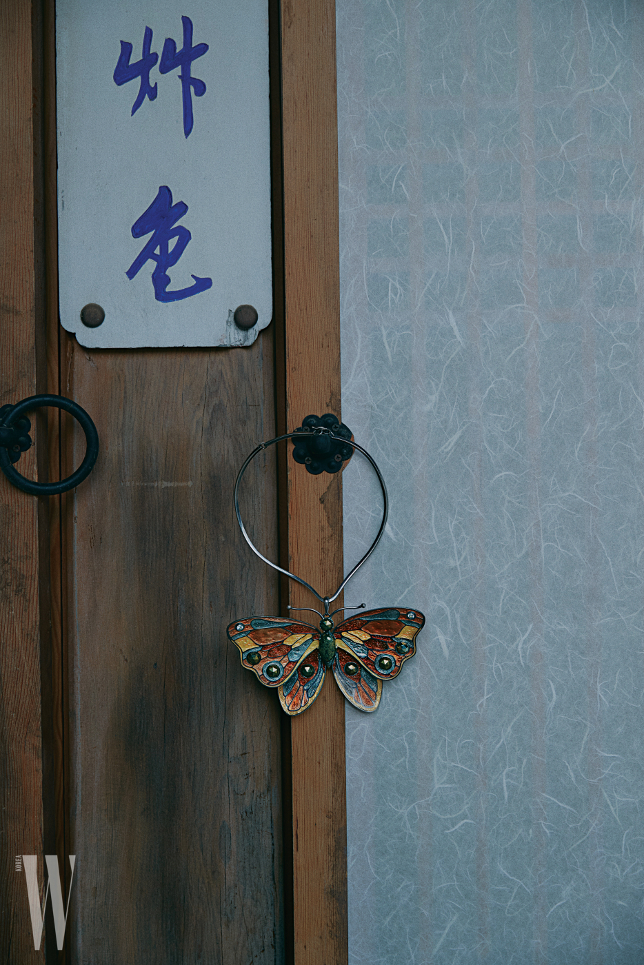 자개 조각을 맞춰 완성한 나비 목걸이는 보테가 베네타 제품.