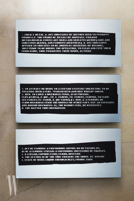 그래픽 디자인 듀오 신신의 아이디어와 백남준의 선언이 합체한 거울 조각들. 