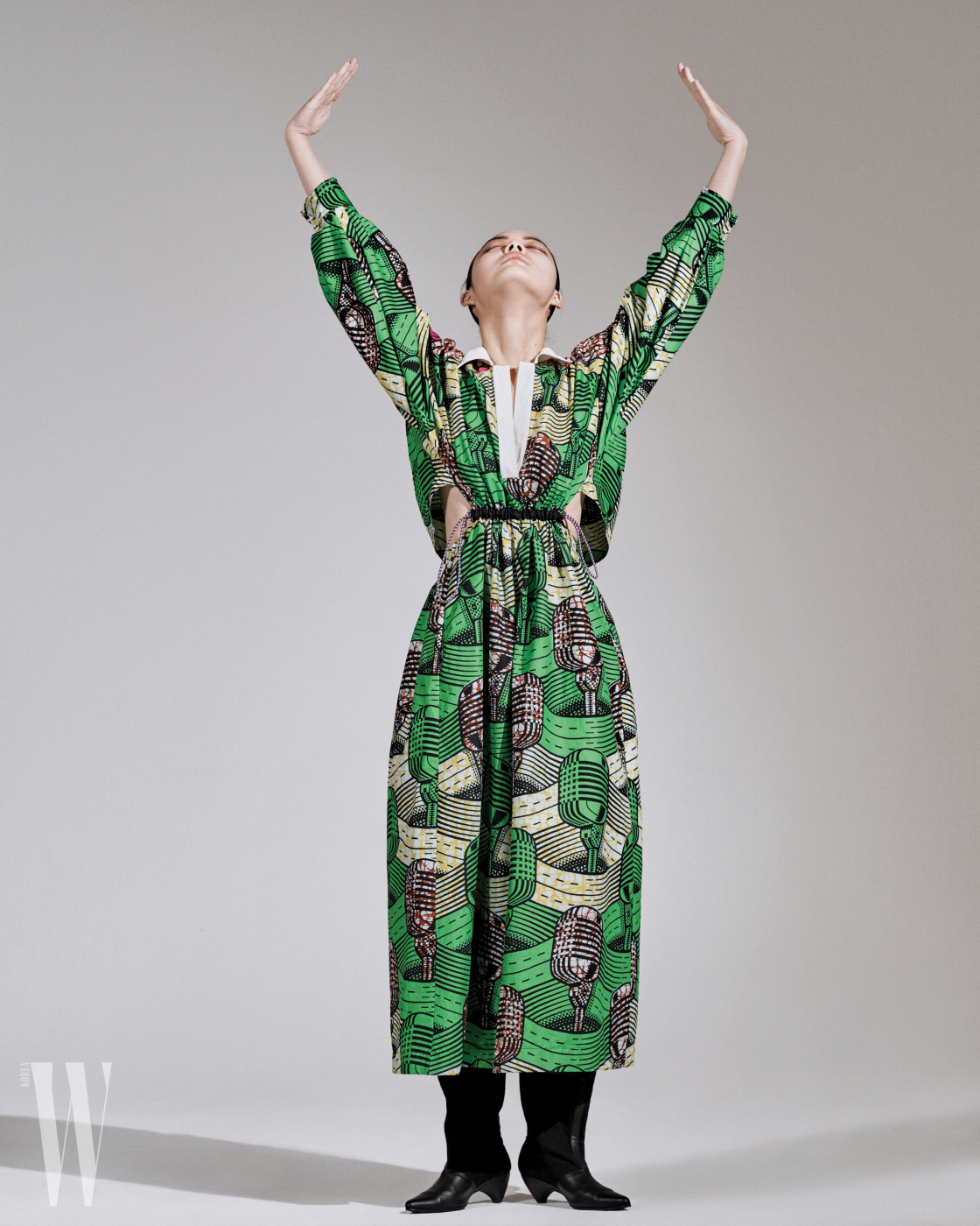 마이크 프린트의 초록색 드레스와 검정 부츠는 스텔라 매카트니 제품. 가격 미정.