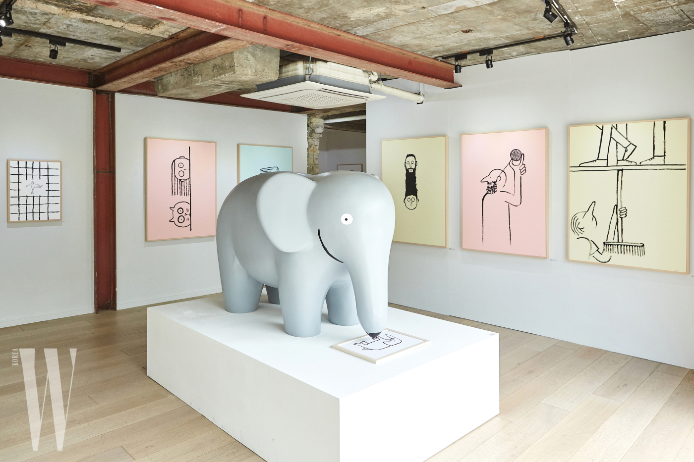 커다란 코끼리와 전시 오프닝 때 선보인 라이브 드로잉 작품이 함께 자리한 스튜디오 콘크리트 1층 전경.