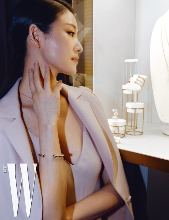 다이아몬드가 세팅된 화이트 골드 포제션 오픈 뱅글을 착용한 발레리나 김주원의 모습.