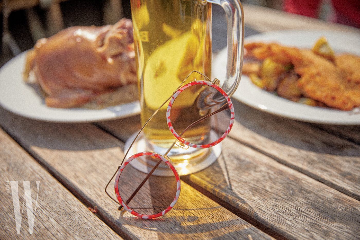 브리지가 독특한 원형 선글라스는 스테판 크리스티앙 제품. 18만5천원. 