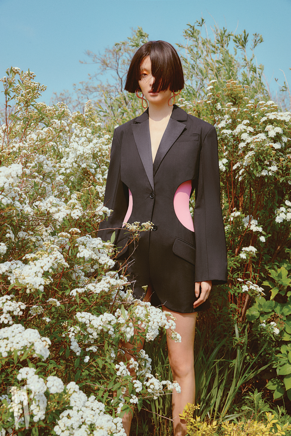 재킷은 Nina Ricci, 핑크 수영복은 Cos, 귀고리는 Balenciaga 제품.