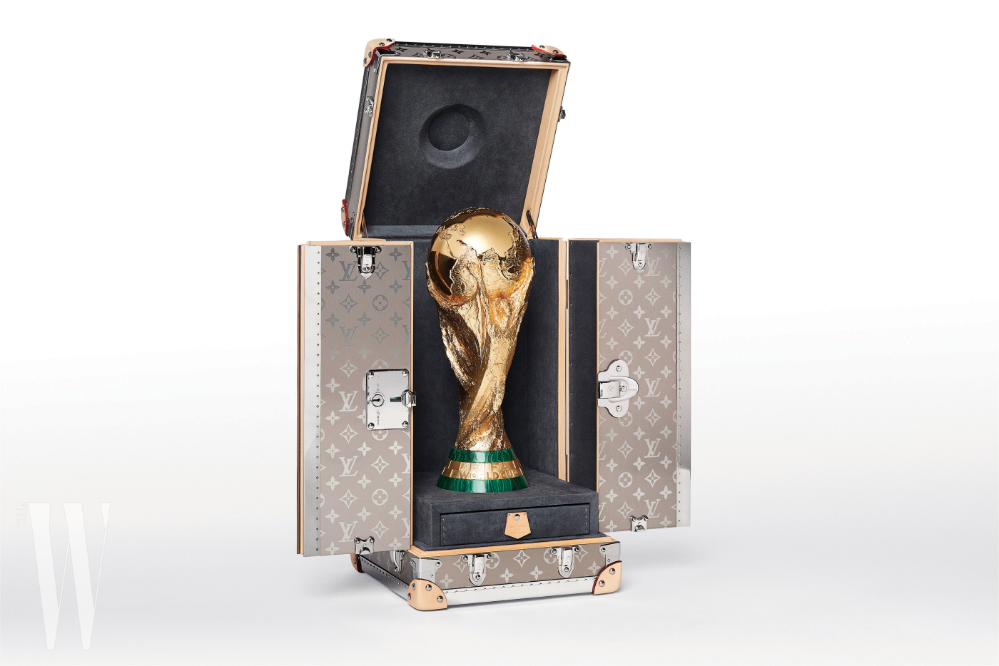 2010 년 남아공, 2014 브라질에 이어 이번 러시아 월드컵 역시 루이 비통이 피파 월드컵 트로피 케이스를 특별 제작했다 .