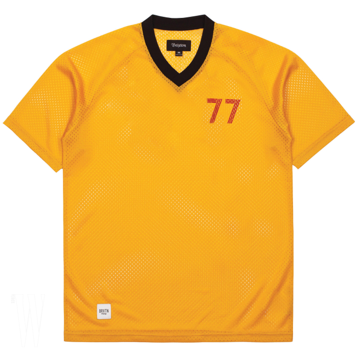  클래식한 디자인의 축구 유니폼은 브릭스톤 by 웍스아웃 제품. 5만3천원. 
