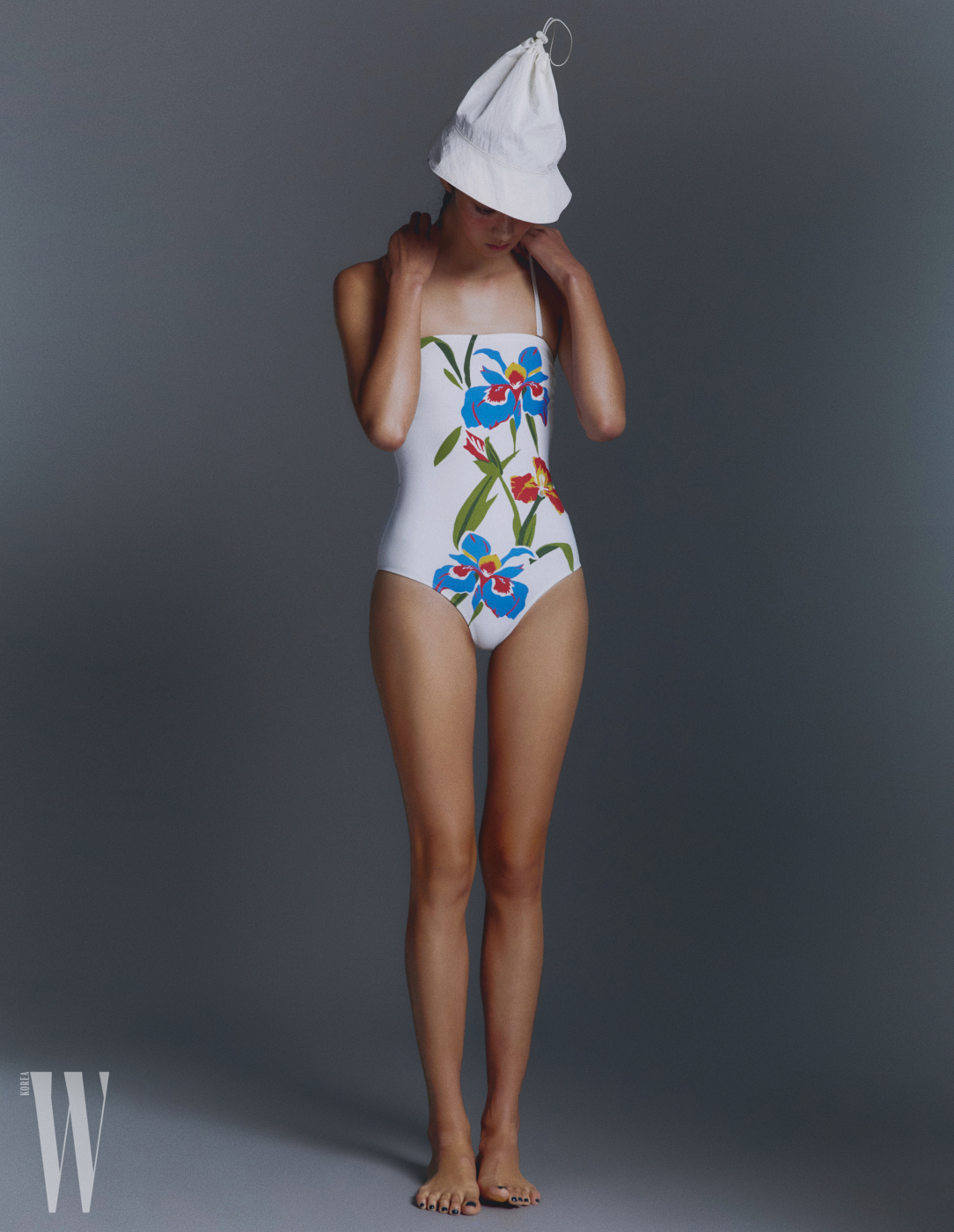 모자는 할로미늄 제품. 5만원. 꽃무늬 수영복은 토리 버치 제품. 31만8천원.