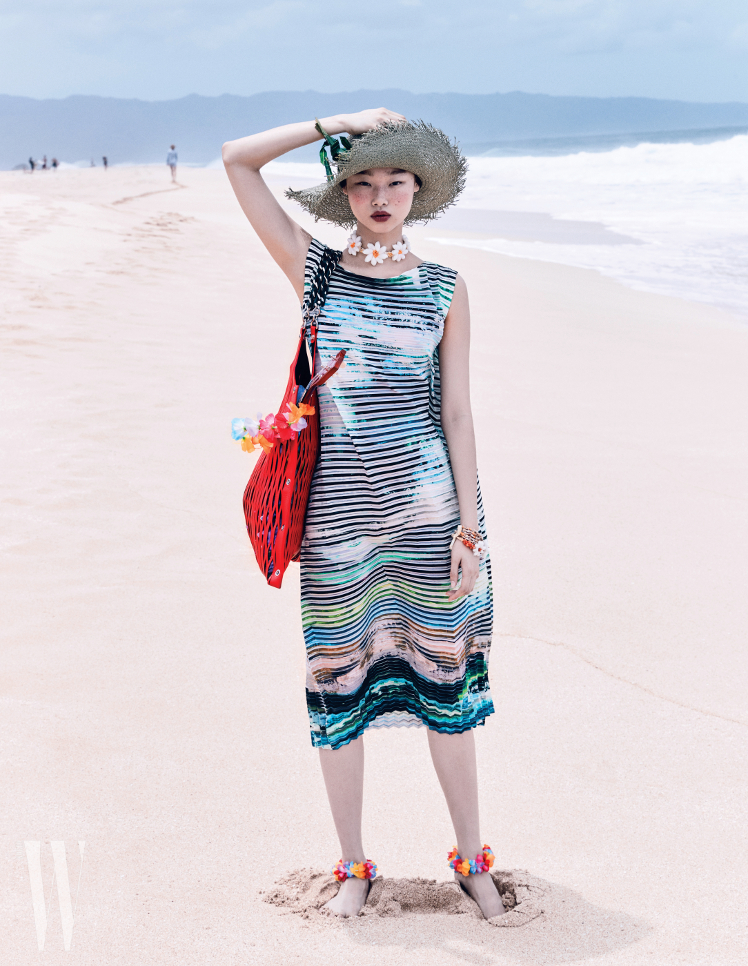 드레스는Issey Miyake, 가방은SoniaRykiel, 모자는Terre 제품.