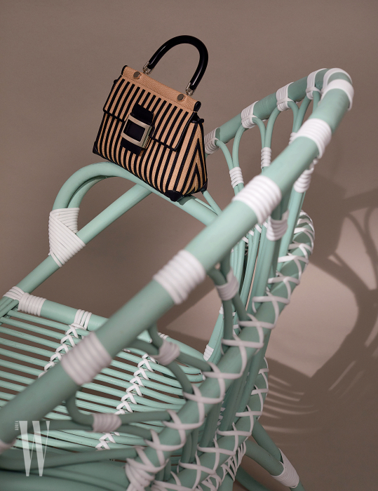 라피아와 가죽 장식의 섬세한 조화가 인상적인 스트로 까바 미니 백은 로저 비비에 제품. 3백90만원대. 의자는 소프트 퍼레이드 제품. 가격 미정.