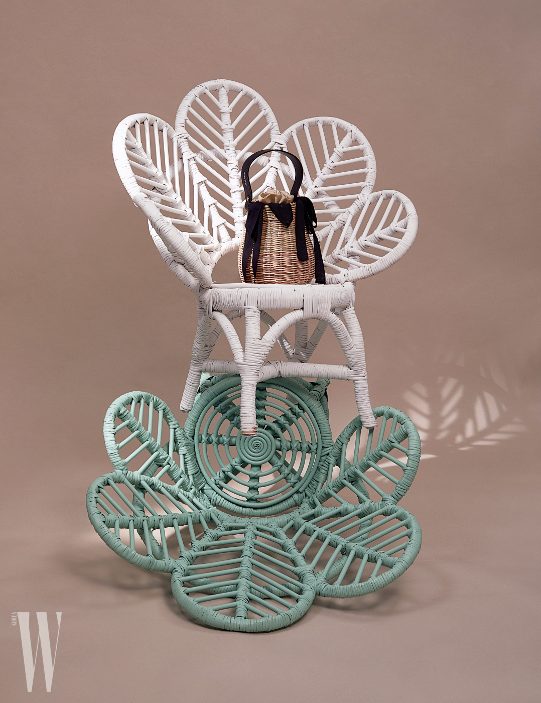 로맨틱한프렌치무드의바구니가방은에반스제품. 8만5천원. 의자는모두소프트퍼레이드제품. 가격미정.