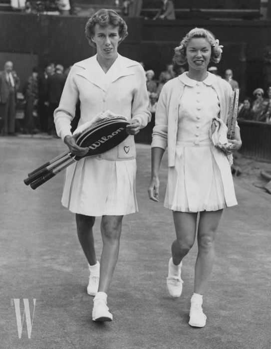 1955년 윔블던 여자 싱글 챔피언십에 출전한 베버리 베이커 플렛츠 (오른쪽)