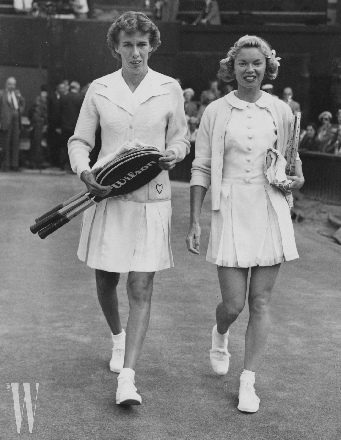 1955년 윔블던 여자 싱글 챔피언십에 출전한 베버리 베이커 플렛츠 (오른쪽)