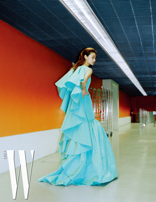 로맨틱한 머메이드 실루엣 드레스는 Giambattista Valli HauteCouture 제품.