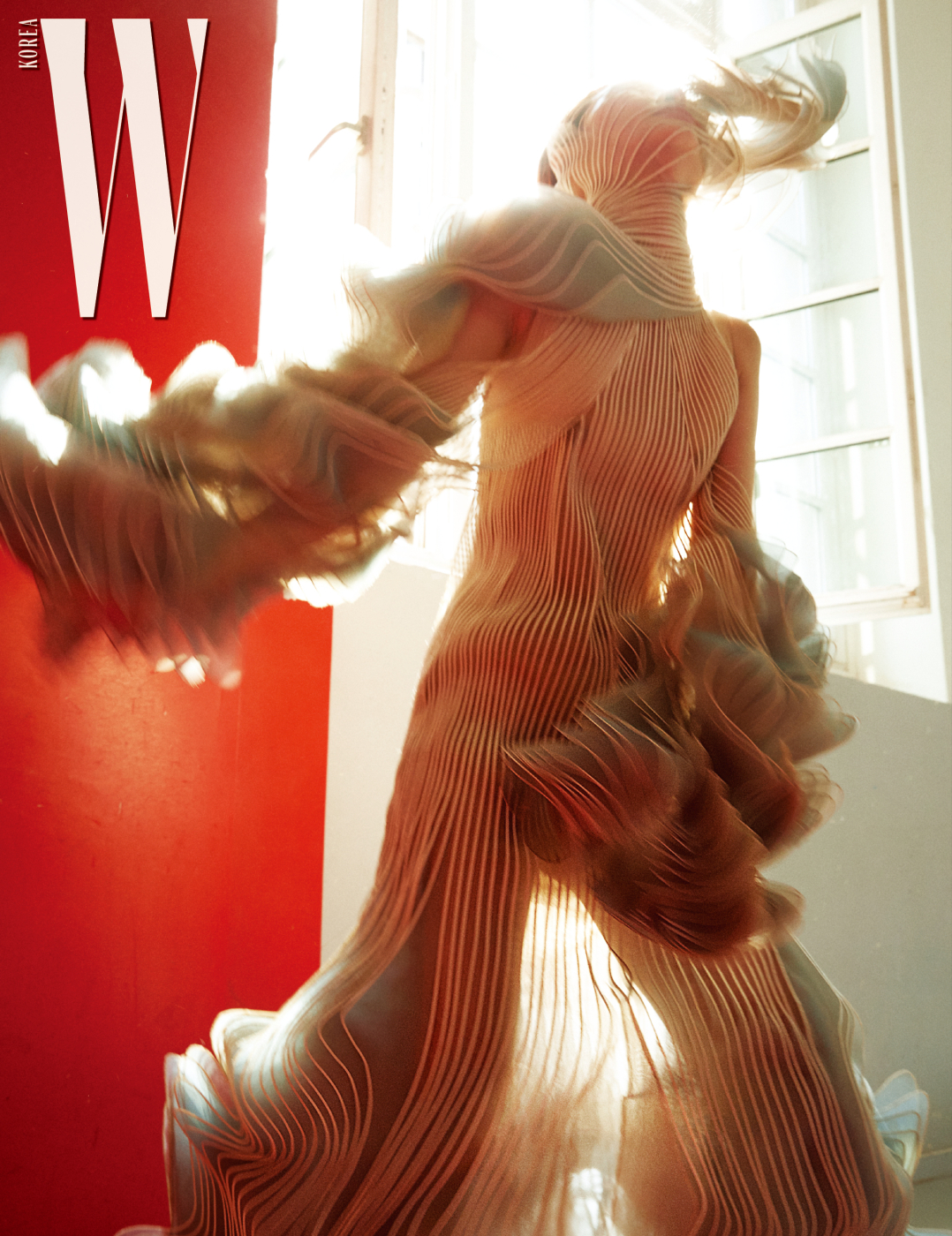 물결같은 곡선적인 실루엣의 시스루 드레스, 헤드피스는 Iris Van Harpen 제품.