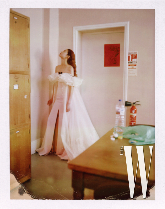 여성스러운 가슴 러플 장식 핑크 드레스는 Alexis Mabille 제품.