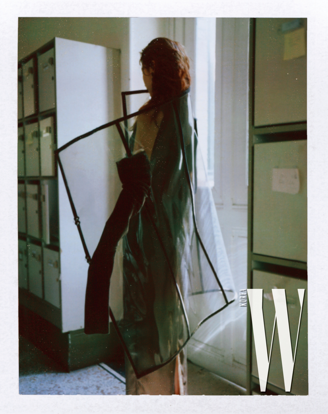구조적인 투명 코트, 드레스는 Jean Paul Gaultier 제품.