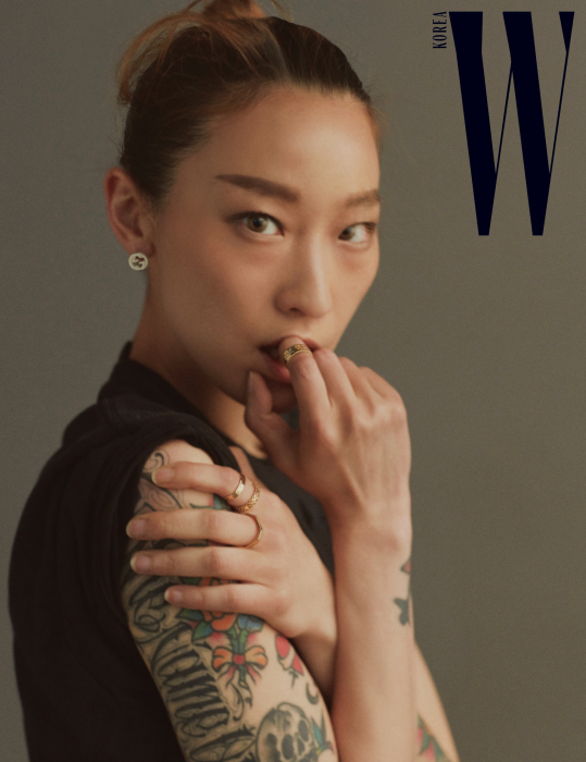 로고 귀고리와 반지는 구찌 타임피스 앤 주얼리 제품.
