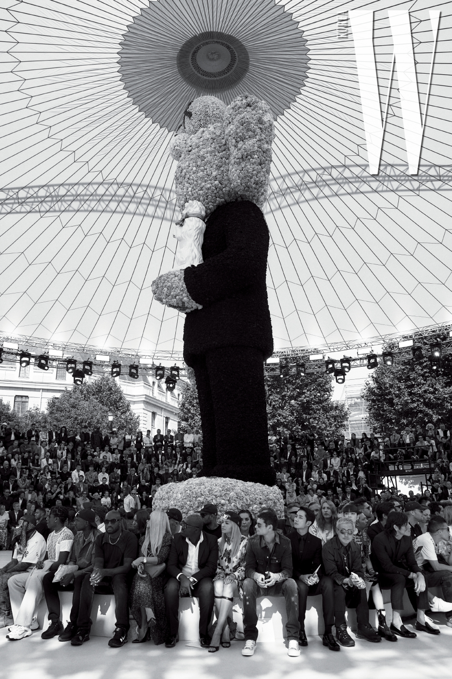 아티스트 카우스의 손길이 닿은 거대한 오브제가 한가운데 자리한 디올맨 쇼장. 