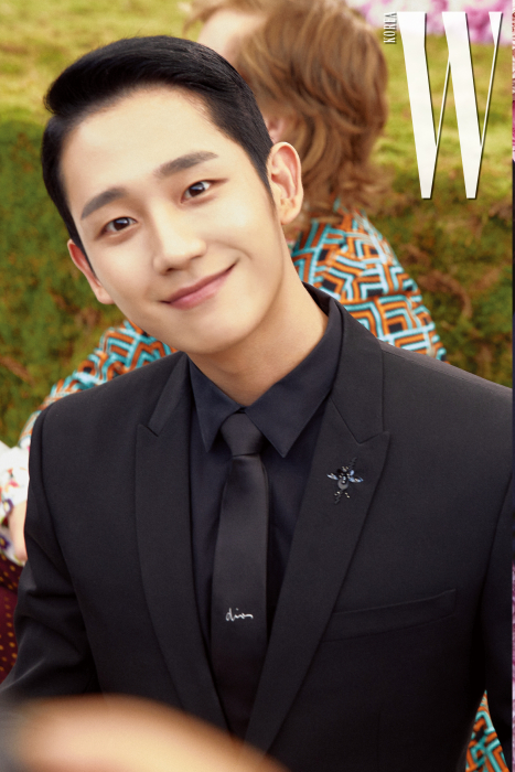 더블유 카메라를 향해 특유의 천진한 미소를 보낸 배우 정해인.