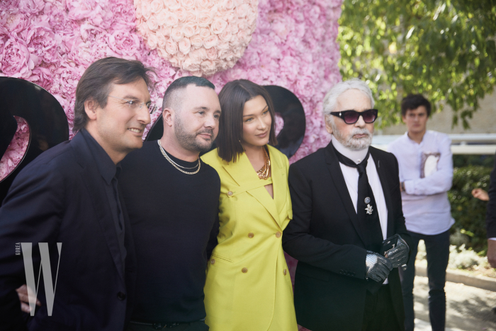 킴 존스의 디올 맨 데뷔쇼를 축하하는 디올 CEO 피에트로 베카리, 모델 벨라 하디드와 디자이너 칼 라거펠트. 