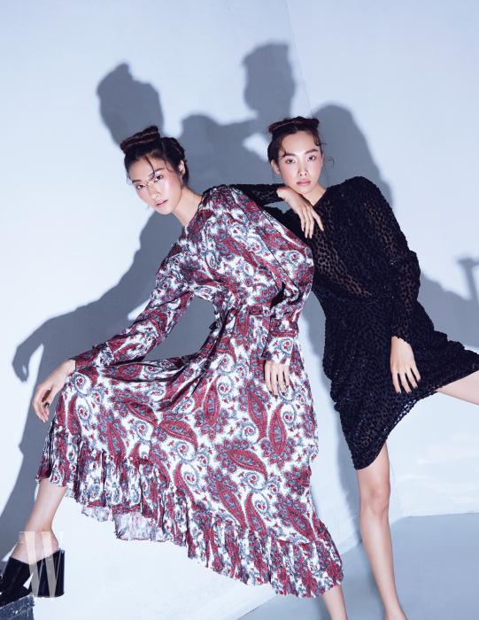 왼쪽 | 어깨 라인을 강조한 페이즐리 프린트의 러플 장식 드레스는 Isabel Marant 제품. 페이턴트 뮬은 Gucci 제품. 오른쪽 | 검정 시스루 미니드레스는 Isabel Marant 제품.