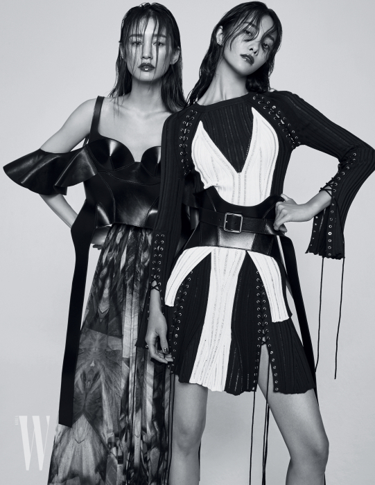 왼쪽 | 조형적인 실루엣의 가죽 톱과 프린트 드레스는 Alexander McQueen 제품. 오른쪽 | 몸의 실루엣을 살려주는 니트 드레스, 코르셋 형태의 가죽 버클 벨트는 Alexander McQueen 제품.