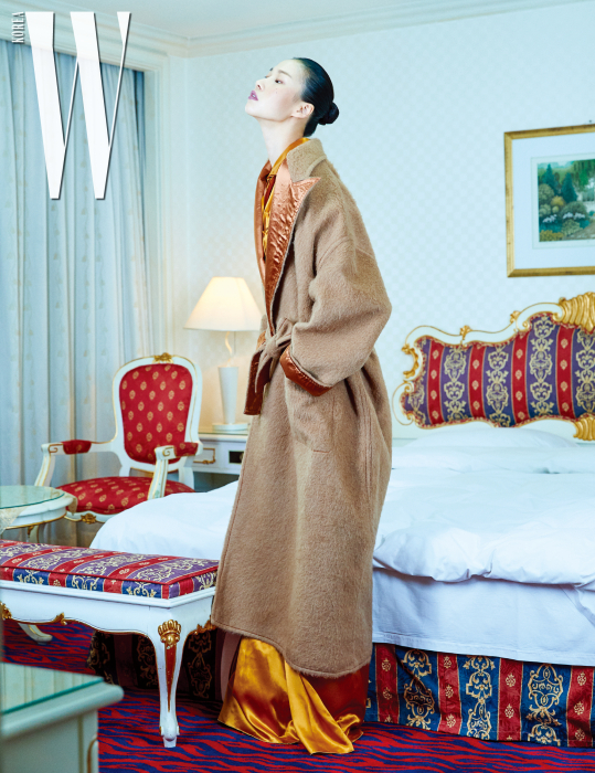 도톰한 실크 소재의 점프슈트와 극적인 실루엣의 울 코트는 Bottega Veneta 제품.