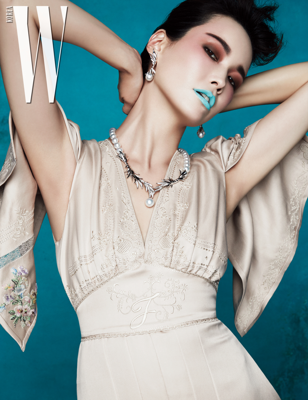 나뭇잎과 아침 이슬을 형상화해 18K 화이트 골드에 남양진주와 다이아몬드를 세팅한 목걸이와 귀고리는 Tasaki 제품. 자수 장식 드레스는 Fendi 제품