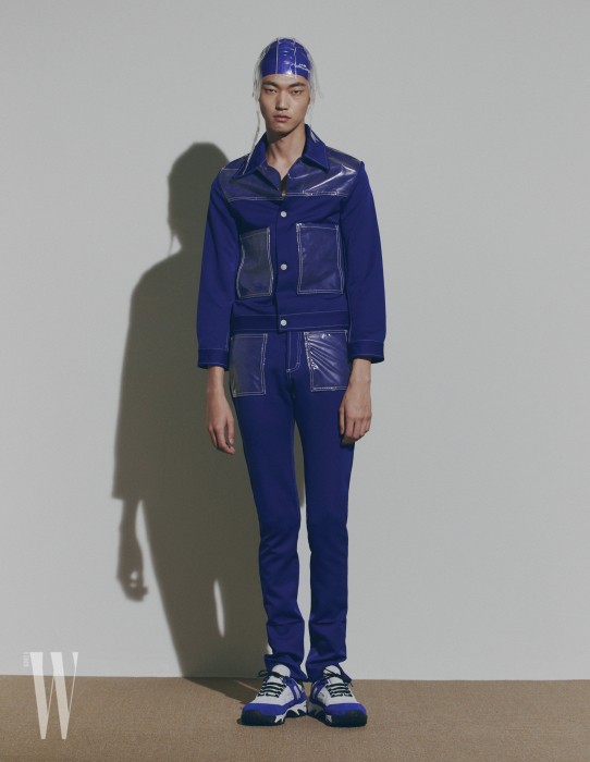PVC 포켓으로 포인트를 준 이브 클라인 블루 슈트, 스니커즈, 비닐 캡 안에 수모를 그대로 쓴 룩은 모두 메종 마르지엘라 제품.