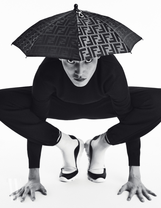 검은색 니트 톱과, 트레이닝 팬츠, 삭스 스니커즈, 우산 모자는 모두 펜디 제품. 모두 가격 미정.