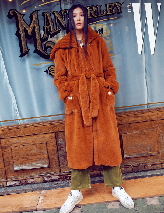 포근한 털 코트, 회색 티셔츠, 카키색 팬츠와 빈티지한 스니커즈는 모두 Golden Goose Deluxe Brand 제품.