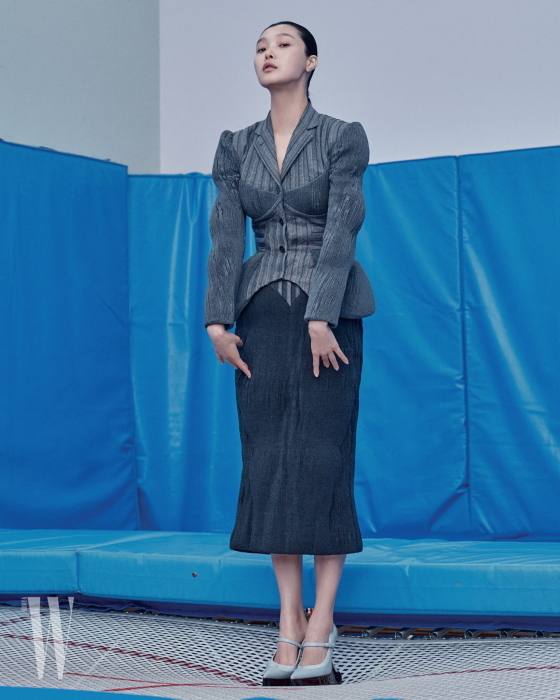코르셋 디테일의 재킷과 패디드 펜슬 스커트, 메리제인 슈즈는 모두 톰 브라운 제품. 모두 가격 미정.