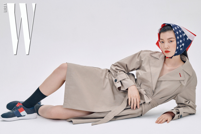 간결한 디자인의 큼직한 에코 트렌치코트, 빅 플래그 경량 메시 스니커즈는 Tommy Hilfiger 제품.