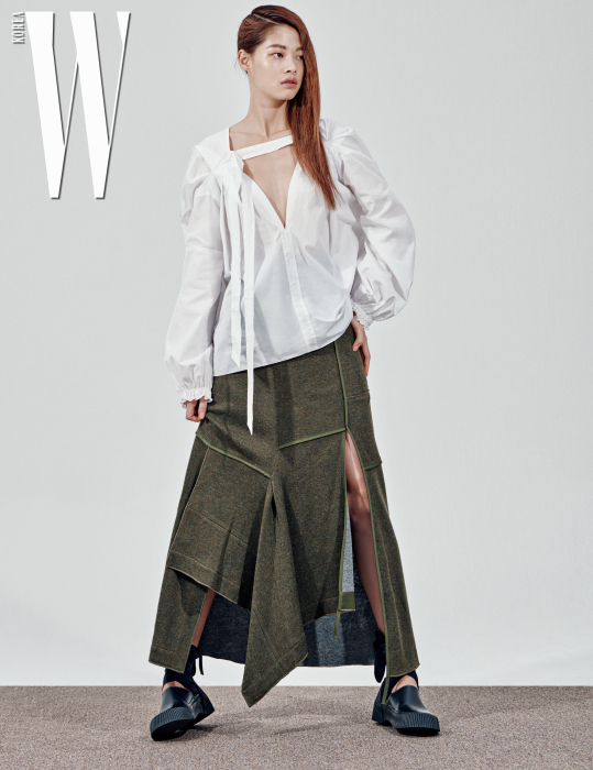 김아현이 입은 브이넥이 깊게 파인 톱과 슬릿 장식 스커트는 3.1 Phillip Lim 제품.