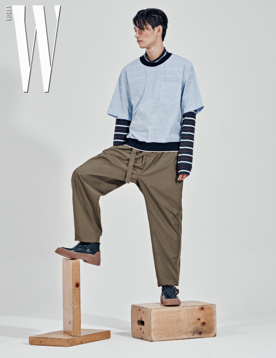 박형섭이 입은 줄무늬 톱, 터틀넥, 카키색 팬츠, 슈즈는 모두 3.1 Phillip Lim 제품.