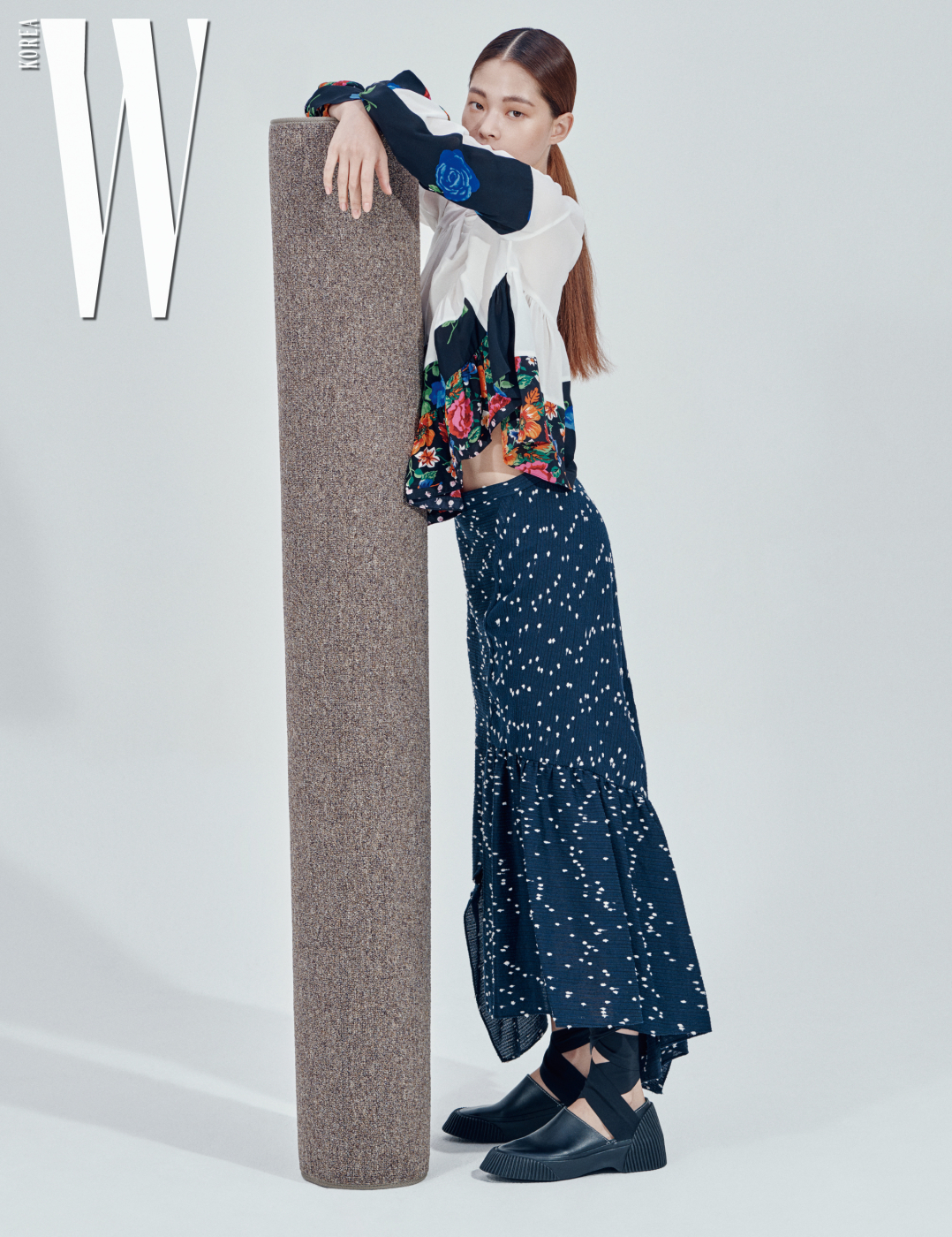 김아현이 입은 꽃무늬 패치워크 톱, 점무늬 프릴 스커트, 슈즈는 모두 3.1 Phillip Lim 제품.