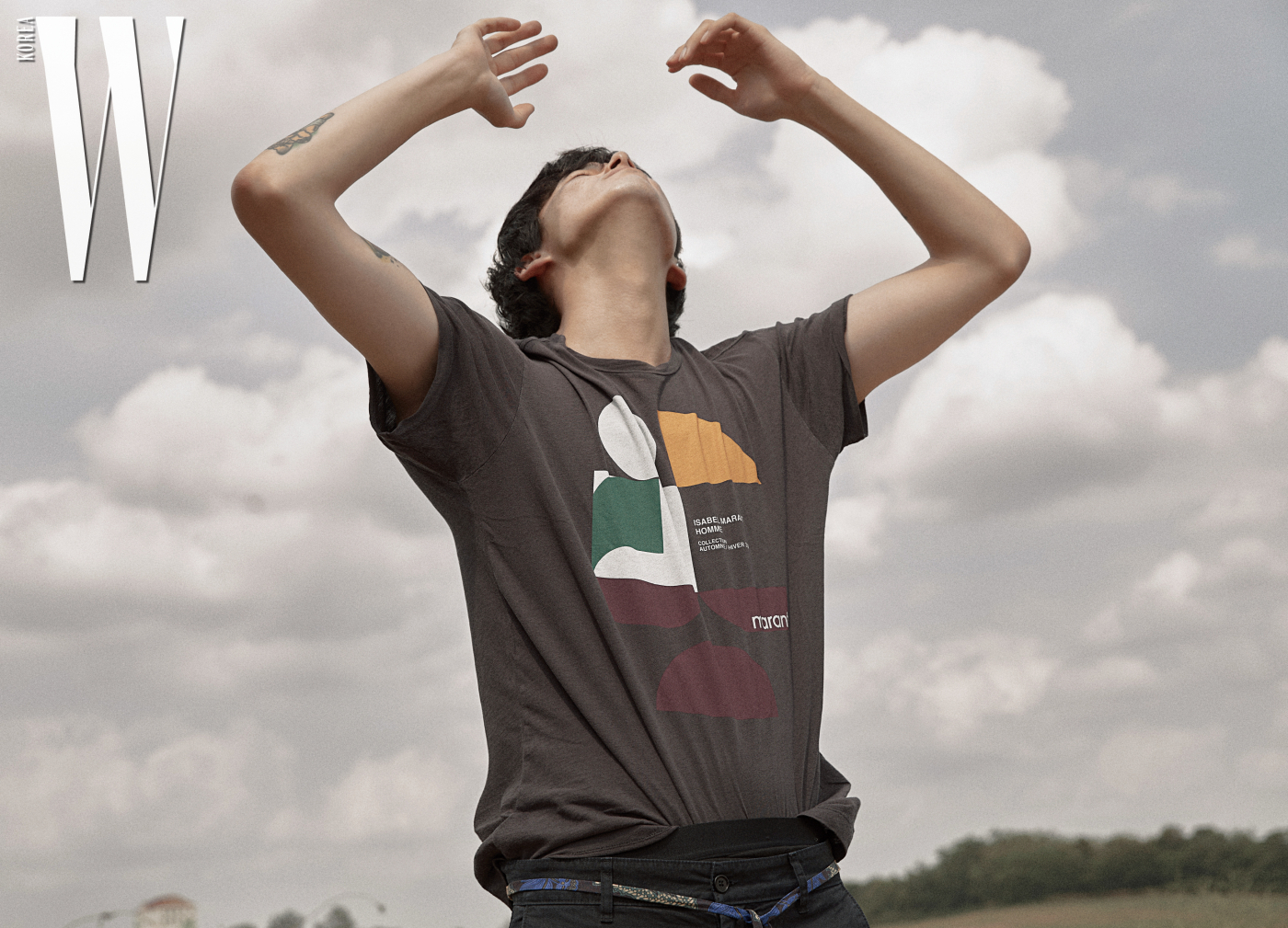 감각적인 로고가 그려진 빈티지한 티셔츠와 천소재의 벨트 팬츠는 Isabel Marant Homme 제품.