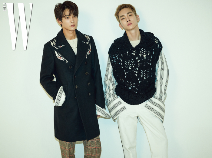 민호가 입은 코트와 셔츠, 체크무늬 팬츠, 키가 입은 줄무늬 셔츠와 니트 베스트, 흰색 팬츠는 모두 Dries Van Noten 제품.